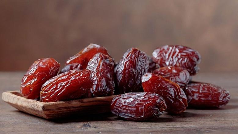 تحذير عاجل من تناول التمر في هذا التوقيت