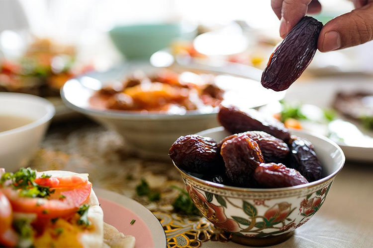 أسباب خفقان القلب بعد تناول التمر عند الإفطار وطرق الوقاية منها