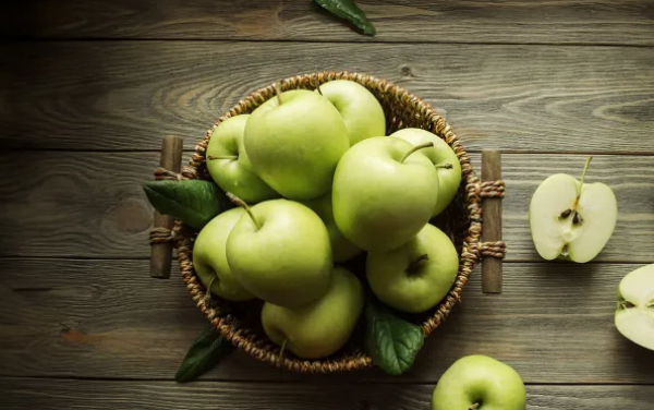 ماذا يحدث لجسمك عند تناول التفاح يوميًا؟.. فوائد صحية مذهلة للجهاز الهضمي والقلب