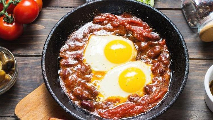 ماذا يحدث لجسمك عند تناول الفول بالبيض في سحور رمضان؟.. فوائد صحية مذهلة