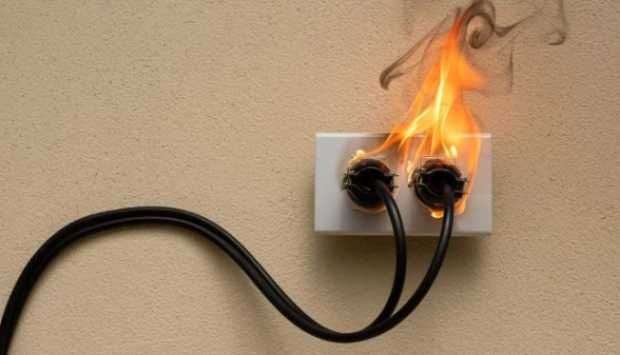 ماذا تفعل عند حدوث ماس كهربائي؟.. نصائح مهمة لحماية أسرتك