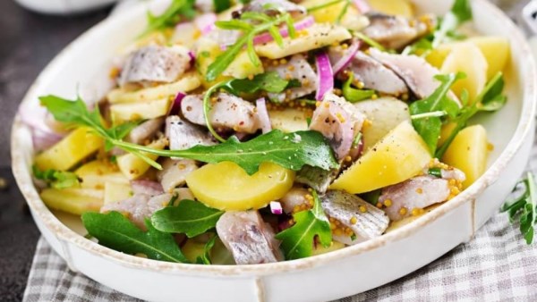 طبق مميز لعيد الفطر.. طريقة عمل سلطة الرنجة بالبطاطس