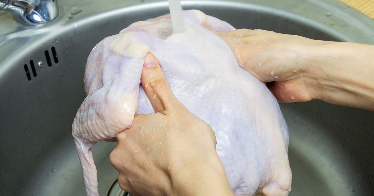 لماذا يحذر الخبراء من غسل الدجاج النيء قبل الطهي؟.. اعرف السبب