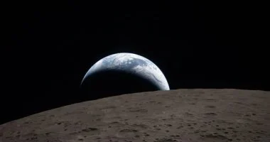 أرتميس 2 ترصد الأرض كهلال مذهل من القمر