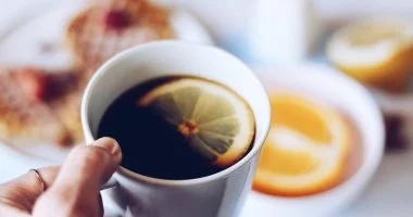 القهوة بالليمون: حقيقة التريند الصحي ومخاطره المحتملة