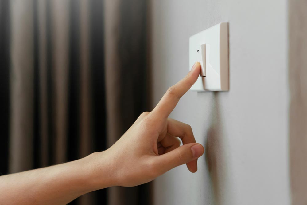 مع دخول الصيف.. 9 عادات يومية بسيطة تقلل فاتورة الكهرباء في منزلك