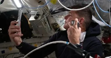 رواد ناسا يوثقون مهمتهم القمرية بهواتف iPhone 17