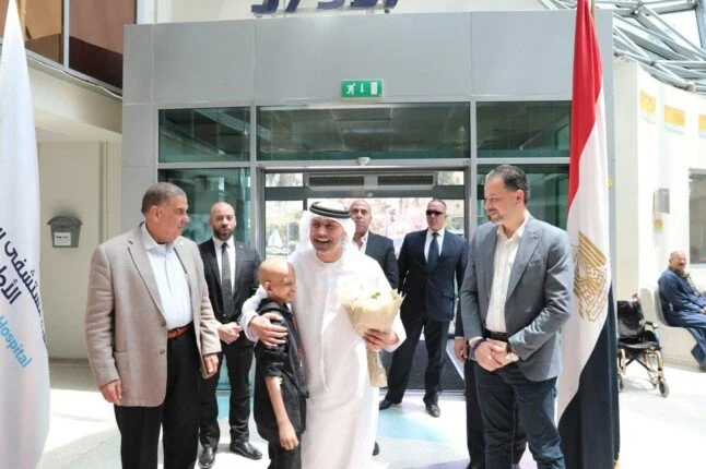 سفير الإمارات بالقاهرة يزور مستشفى 57357 ويؤكد دعمه الدائم لرحلة علاج الأطفال بالصور