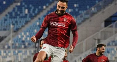 سيراميكا يستعيد خدمات عمرو السولية أمام إنبى في سباق حسم لقب الدوري