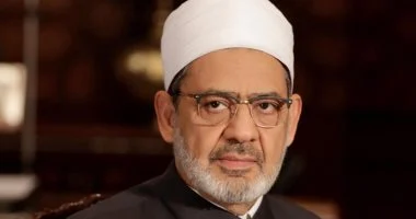 شيخ الأزهر يهنئ البابا تواضروس والمسيحيين بعيد القيامة ويؤكد قوة نسيج الوحدة الوطنية بمصر