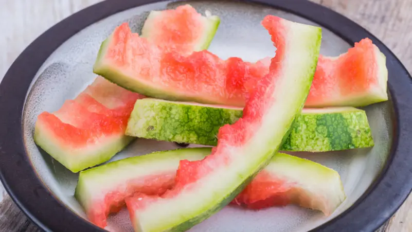 لا ترمي قشر البطيخ بعد اليوم.. له استخدام مذهل لا تتوقعيه