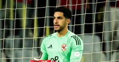 مصطفى شوبير يواصل حراسة مرمى الأهلي أمام سموحة بعد طرد الشناوي