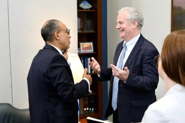 وزير الخارجية يبحث سبل تعزيز الشراكة الاستراتيجية والتنسيق الإقليمي مع عضو بمجلس الشيوخ الأمريكي