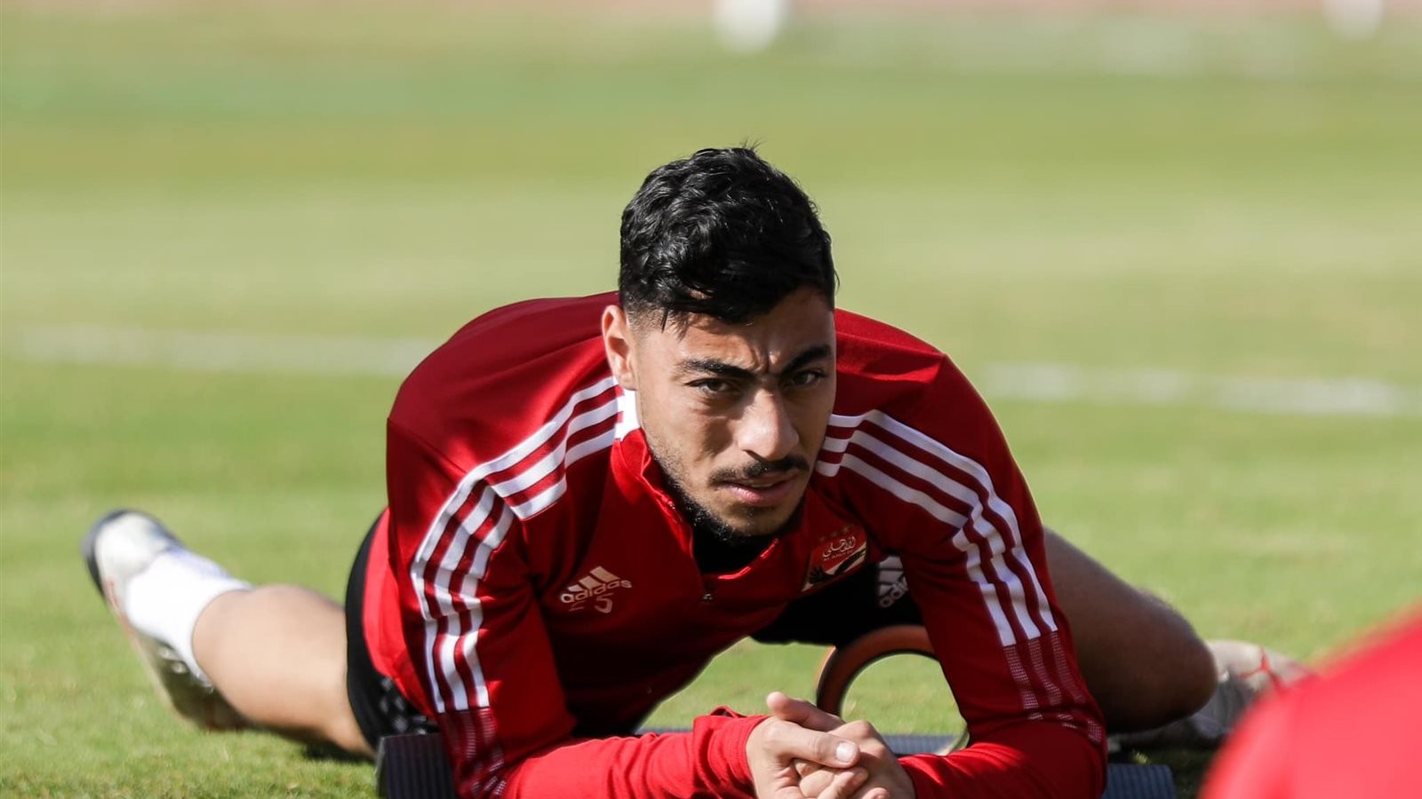 أحمد حسن يكشف سبب تعثر عودة أكرم توفيق إلى الأهلي