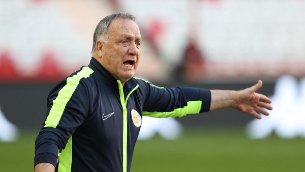 أدفوكات يعود لتدريب منتخب كوراساو