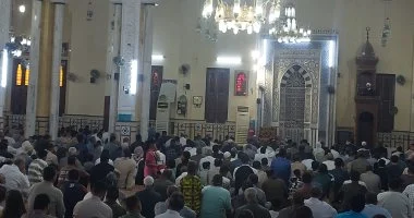 أهالى الخارجة يؤدون صلاة عيد الأضحى بمسجد الجامع الكبير بحضور محافظ الوادي الجديد