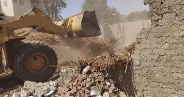 إزالة 12 حالة تعدى على الأراضى الزراعية بأخميم والبلينا فى سوهاج
