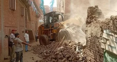 إزالة مبنى آيل للسقوط حفاظًا على سلامة المواطنين فى الشهداء بالمنوفية