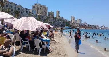 إقبال كثيف على شواطئ الإسكندرية في ثاني أيام عيد الأضحى المبارك