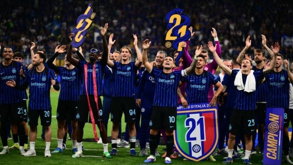 إنتر ميلان يتوج بكأس إيطاليا بعد الفوز على لاتسيو بثنائية نظيفة