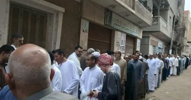 العيش والملح.. عادة متوارثة تجمع أهالى طنبول فى طابور المحبة صباح عيد الأضحى
