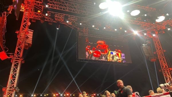 الملاكم الأوكراني أوسيك يتوّج بطلاً لنزال «Glory in Giza» أمام الأهرامات.. وتركي آل الشيخ على الحلبة
