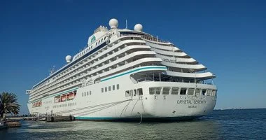 الهيئة العامة للمنطقة الاقتصادية لقناة السويس تستقبل السفينة CRYSTAL SERENITY وعلى متنها 752 سائحاً بميناء غرب بورسعيد