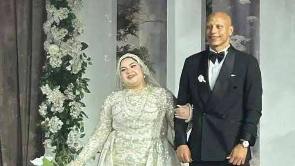 بحضور وليد صلاح الدين.. عمرو الجزار مدافع الأهلي يحتفل بزفافه| صور