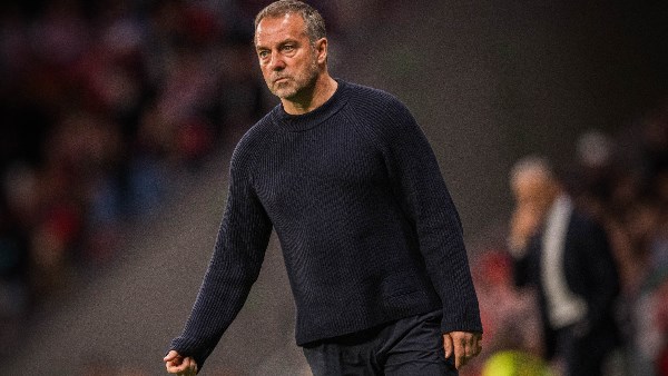 برشلونة يكافئ فليك بعد التتويج بلقب الدوري الإسباني