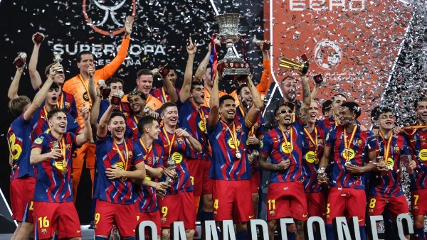 برشلونة يواصل التألق بفوز على ريال بيتيس.. وليفاندوفسكي يودع الجماهير باكيا