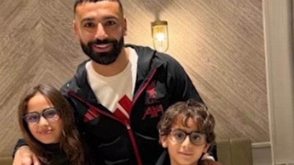 بين الدهشة والسعادة.. لقاء عفوي يجمع أبناء تامر حسني ومحمد صلاح