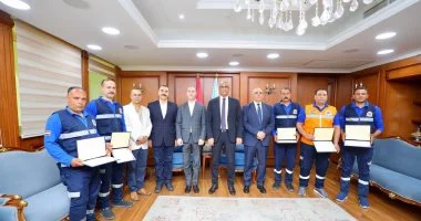 تقديرًا لأمانتهم و إخلاصهم.. محافظ كفر الشيخ يكرم طاقم إسعاف أعاد شيكًا بمليون جنيه