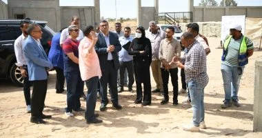تمهيدا لافتتاحه.. محافظ قنا يتابع الأعمال الإنشائية لشادر الأربعين
