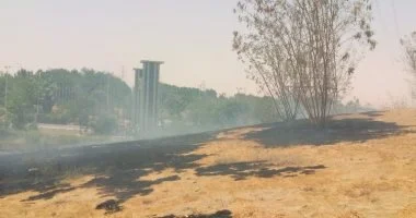 جامعة أسوان تشارك فى السيطرة على حريق بطريق صحارى المطار