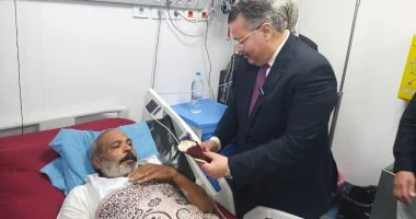 جبر الخواطر.. مدير مستشفيات بنها الجامعية يشارك المرضى احتفالات عيد الأضحى