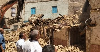 حفاظا على سلامة المواطنين.. إزالة منزل آيل للسقوط بقنا