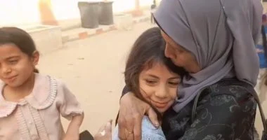 دموع وأحضان.. تلاميذ بقنا يودعون معلمتهم فى آخر يوم امتحانات