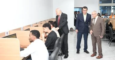 رئيس جامعة القناة يتابع الامتحانات بكليتى العلوم والصيدلة