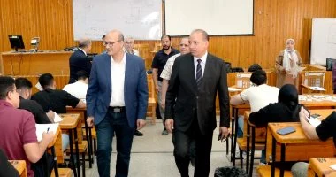 رئيس جامعة المنصورة يتفقد لجان الامتحانات بكليتي الهندسة وطب الأسنان