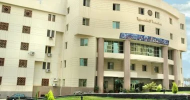 رئيس جامعة المنصورة يقرر صرف مكافأة إثابة للهيئة المعاونة والعاملين بمناسبة العيد