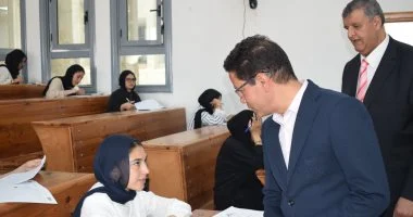 رئيس جامعة بنها يتفقد سير الامتحانات بكلية التجارة بمقر الجامعة بالعبور
