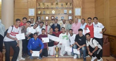 رئيس جامعة بنها يكرم الطلاب الحاصلين على مراكز فى البطولات والأنشطة الرياضية