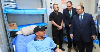 رئيس جامعة كفر الشيخ يتفقد حملة التبرع بالدم للطلاب بالمستشفى الجامعي