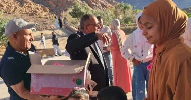 رئيس مدينة سانت كاترين يهنئ الأهالي بعيد الأضحى ويوزع العيدية على الأطفال