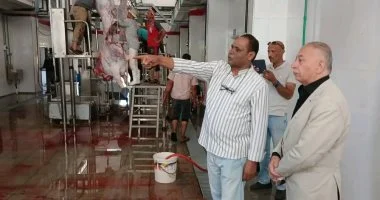 رئيس مركز الخارجة يشهد بدء التشغيل التجريبي للمجزر النصف آلى