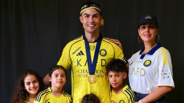 رونالدو يحتفل مع أسرته بحصد لقب الدورى السعودي