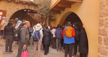 سائحون من 10 دول يزورون دير سانت كاترين ويستمتعون بالطبيعة الجبلية
