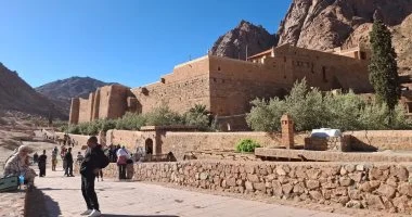 سانت كاترين تستقبل 449 سائحا وزائرا من مختلف الجنسيات لزيارة الدير وجبل موسى