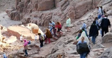 سانت كاترين تستقبل 465 سائحا من مختلف الجنسيات لزيارة الدير وجبل موسى
