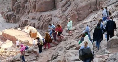 سانت كاترين تستقبل 520 سائحا من مختلف الجنسيات لزيارة دير سانت كاترين وجبل موسى